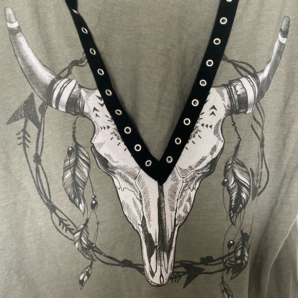 Longhorn Olive Shirt V-Cut - Picture 2 of 6